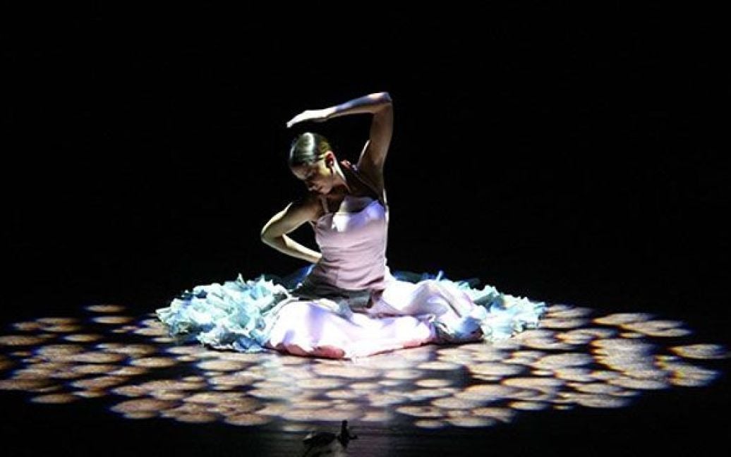 Оман, Маскат. Танцівниця з іспанської трупи Антоніо Нахарро виступає на прем&#039;єрі вистави "Фламенко Орієнталь" у Королівському оперному театрі в Маскаті. / © AFP