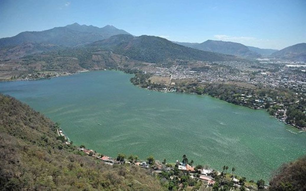 Озеро Аматітлан у Гватемалі є четвертим за величиною озером в країні. / © AFP