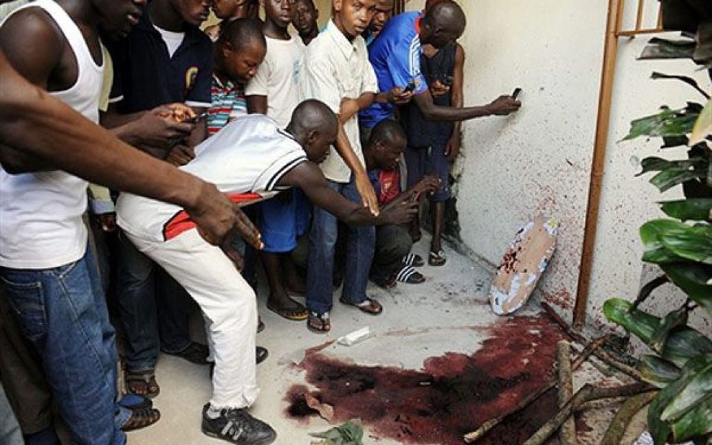 Кот-д&#039;Івуар, Абіджан. Люди фотографують кров на місці нічного нападу на штаб-квартиру в "Об&#039;єднання за демократію", партії колишнього прем&#039;єр-міністра і кандидата в президенти Алассанди Драмана Уаттара. Представник ООН з прав людини Наві Піллей попередив обох кандидатів у президенти Кот-д&#039;Івуара, що запальні заяви, які можуть спровокувати насильство, призведуть до затримки із оголошенням результатів. / © AFP