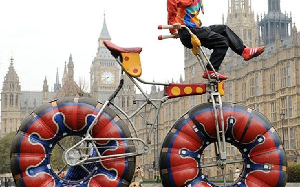 Великобританія, Лондон. Клоун Роман Стефанюк виступає перед будівлею парламенту в Лондоні під час прийому на честь Асоціації власників цирків. / © AFP