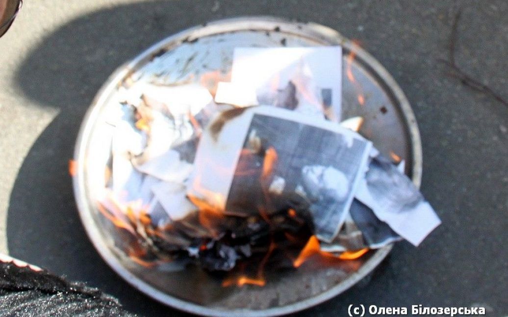 Потім ці листівки згребли у металевий посуд і урочисто спалили. / © bilozerska.livejournal.com