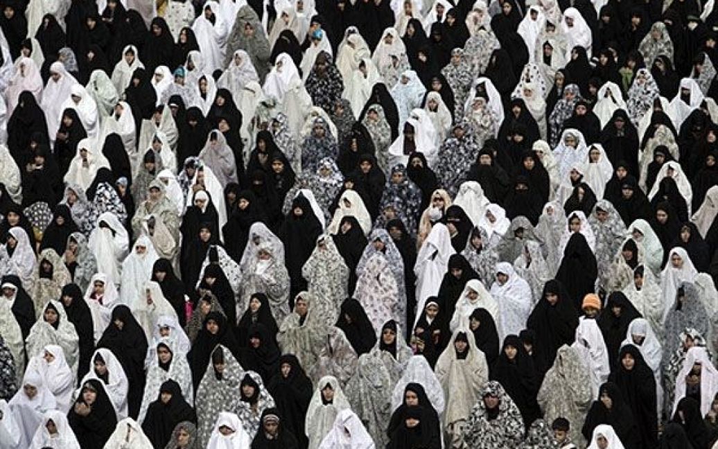 Іран, Тегеран. Іранські жінки беруть участь у тижні мусульманських п&#039;ятничних молитов за межами Тегеранського університету. / © AFP
