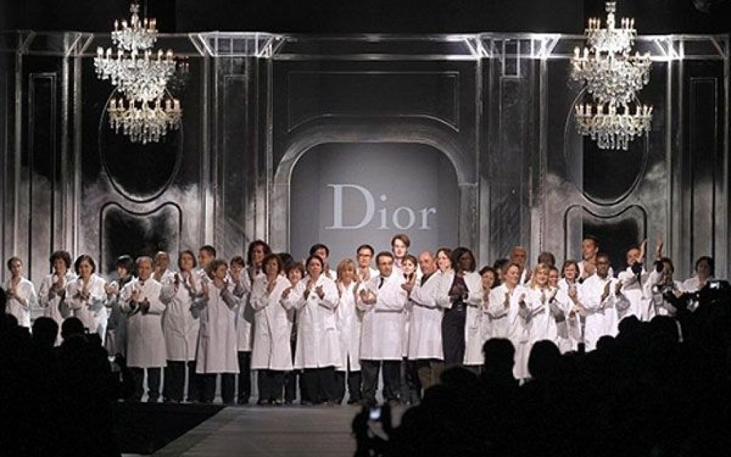 Франція, Париж. Співробітники будинку моди Christian Dior аплодують після показів колекції сезону весна/літо 2012 в Парижі. Dior представив колекцію, розроблену британським дизайнером Джоном Гальяно, якого звільнили за слова: "Я люблю Гітлера". / © AFP