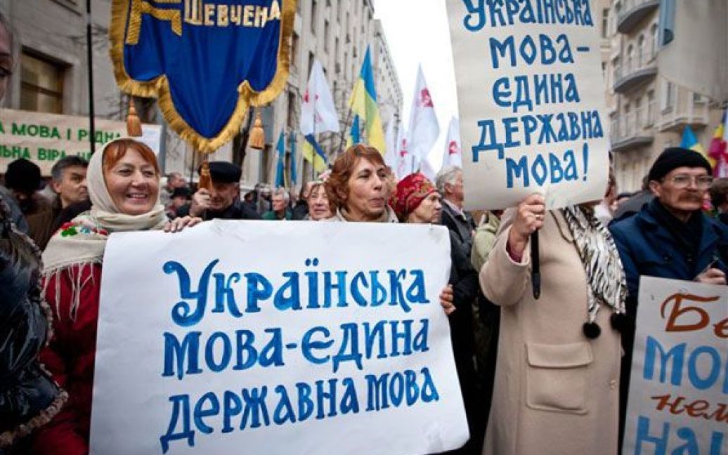 У заході на вулиці Банковій біля Адміністрації президента взяли участь близько 500 людей. / © PHL.com.ua