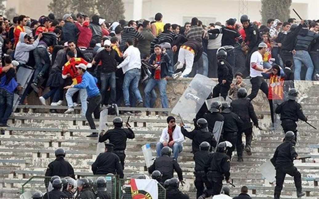 Туніс, Сусс. Туніські сили безпеки намагаються вгамувати уболівальників команди "Есперанс" під час матчу Чемпіонату Тунісу проти "Етуаль дю Сахель". / © AFP