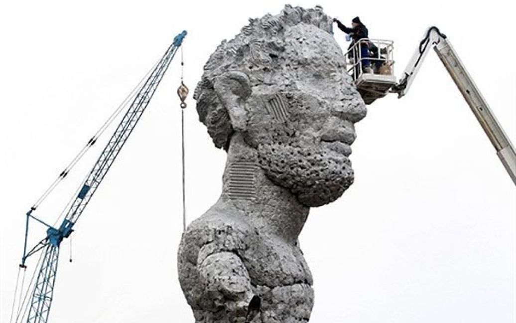 Німеччина, Гельзенкірхен. Німецький художник Маркус Люперц розфарбовує статую Геркулеса, встановлену на території колишньої вугільної шахти Nordstern у Гельзенкірхені. 18-метрова скульптура, зроблена з алюмінію, буде встановлена на висоті 80 метрів. / © AFP