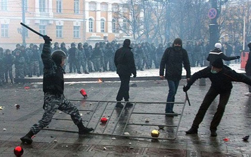 На Манежній площі в центрі Москви футбольні фанати влаштували масову бійку з співробітниками міліції. / © AFP
