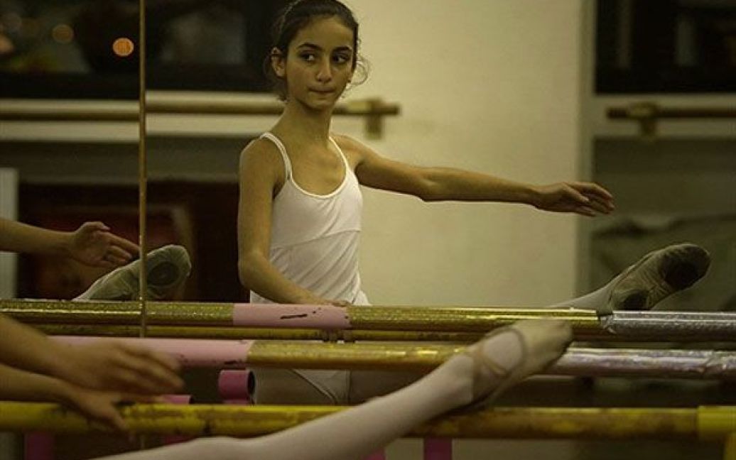 Ліван, Бейрут. Ліванські дівчатка відвідують балетний клас у першій балетній студії "Бейрут Денс Кампані". Новий проект, фінансований ЮНЕСКО, дозволяє талановитим ліванським хлопчикам і дівчаткам, чиї родини не можуть дозволити собі приватні уроки танців, отримувати професійну підготовку з класичного балету безкоштовно. / © AFP