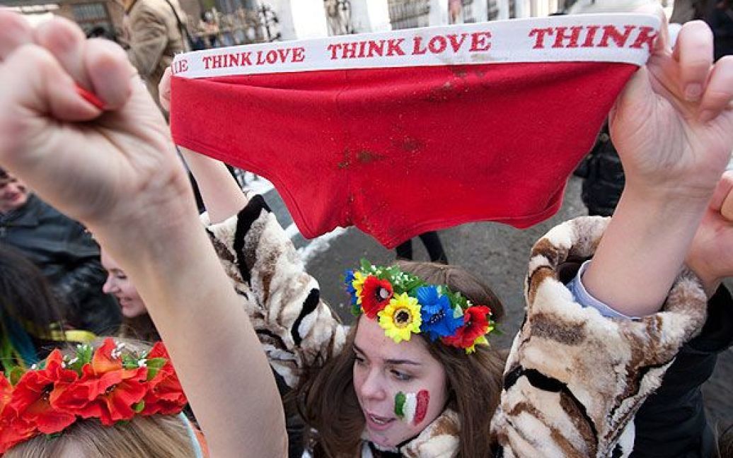 Акція протесту руху FEMEN була проведена на підтримку італійських жінок і проти спотворення образу італійської жінки через численні скандали із прем&#039;єр-міністром Італії Сільвіо Берлусконі. / © Жіночий рух FEMEN