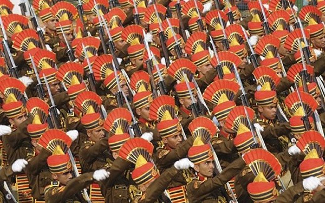 Індія, Нью-Делі. Індійські поліцейські беруть участь в урочистому військовому параді на честь святкування Дня Республіки у Нью-Делі. Індія відзначила 62-ий День Республіки. / © AFP