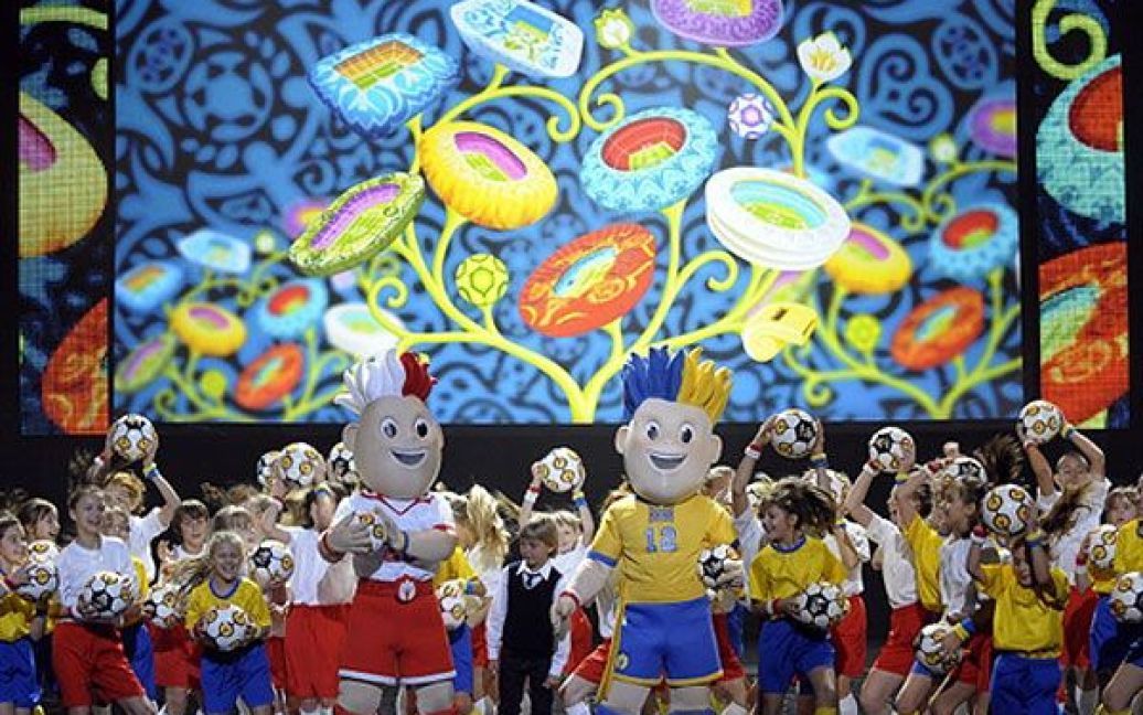 УЄФА врахував побажання польської і української сторони щодо вигляду символів Євро-2012. / © AFP