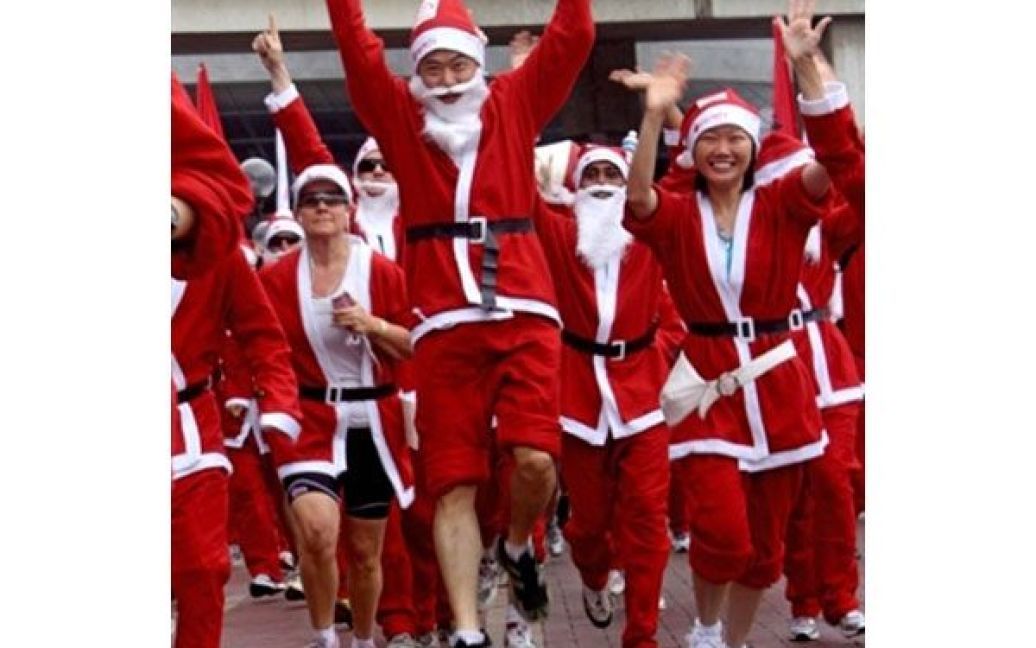 Австралія, Сідней. Цього року бильше 1500 людей у костюмах Санта
Клаусів взяли участь у щорічному благодійному забігу "Santa Fun Run" в
Сіднеї, кошти від якого підутьна допомогу інвалідам та знедоленим
дітям. / © AFP