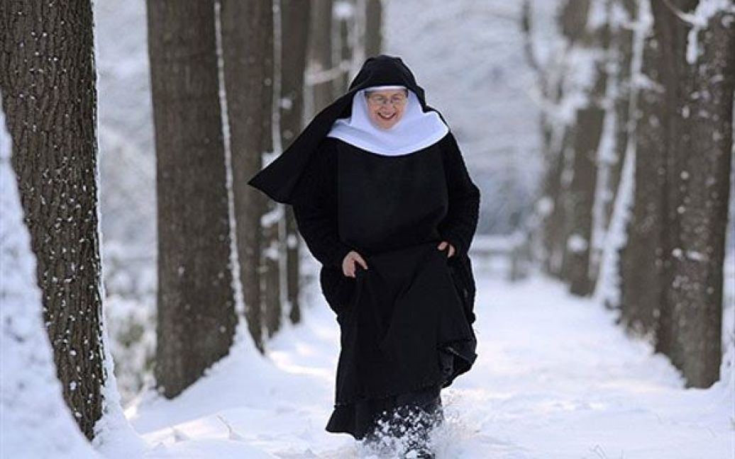 Німеччина, Дінклейдж. Сестра Моніка з бенедиктинського абатства у замку Дінклейдж гуляє по снігу. / © AFP
