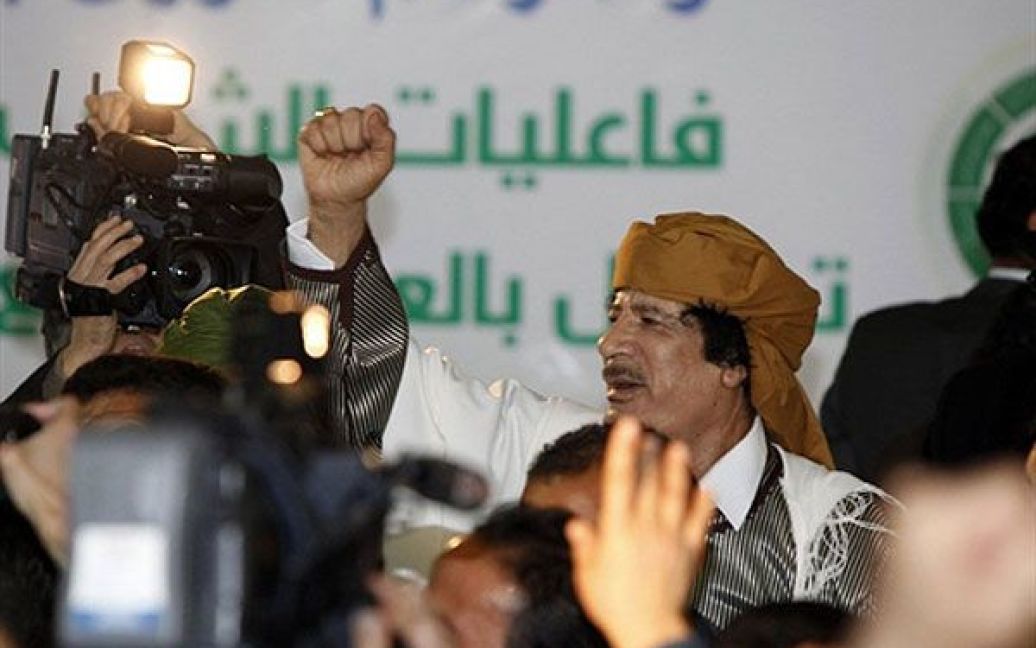 Лівійський диктатор під час промови пригрозив США "кривавою війною", а також покликав ООН та НАТО в країну для проведення розслідування про вбивства мирних людей під час демонстрацій. / © AFP