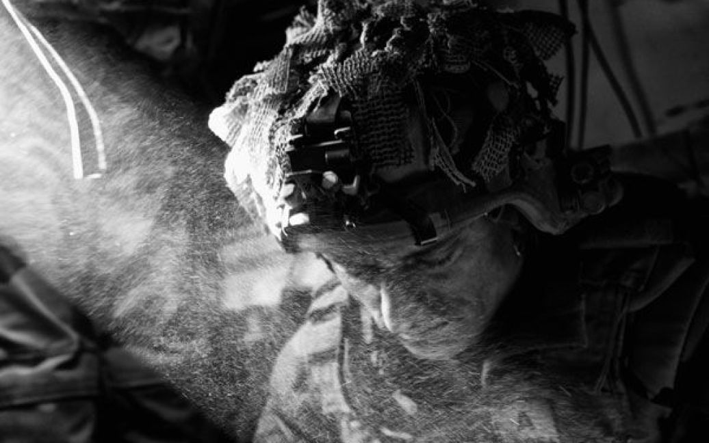Упалий янгол. Легіонера з парашутно-десантного полку французького Іноземного легіону сидить у бронетранспортері на шляху до Бедпаш Куша Кала, Афганістан. Фото Стівена Грівза. / © National Geographic