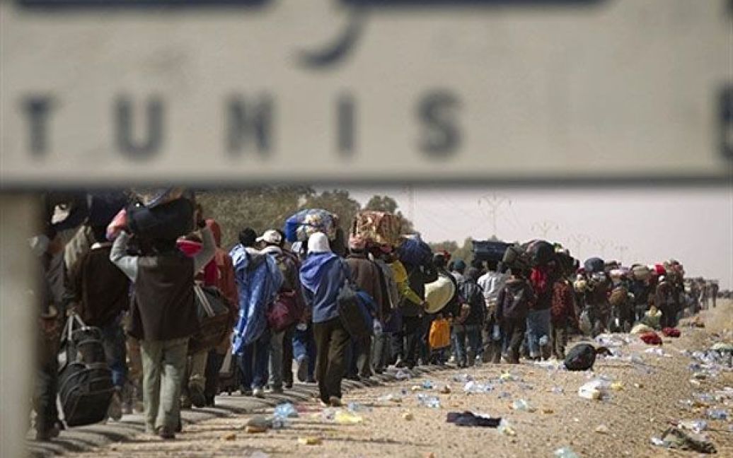 Туніс, Рас Єдір. Тисячі біженців-бангладешців, які тікають з Лівії, стоять у майже 5-кілометровій черзі перед прикордонним постом Рас Єдір поблизу табору біженців Чоуча. / © AFP