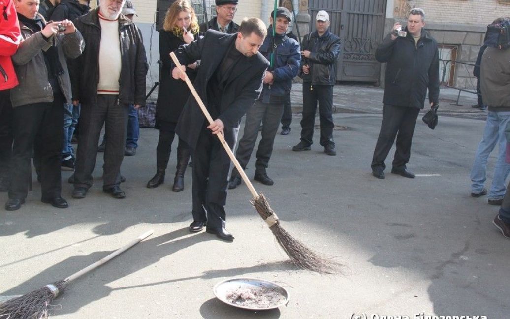 Спаливши листівки, "Прах Могильова" розвіяли у повітрі, а потім підмели мітлою і згребли до "урни". / © bilozerska.livejournal.com