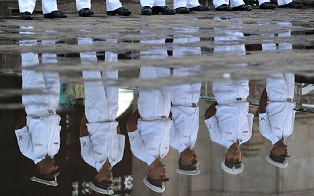 Індія, Мумбаї. Індійські курсанти ВМФ беруть участь у репетиції святкування Дня флоту поблизу воріт Індії у Мумбаї. / © AFP