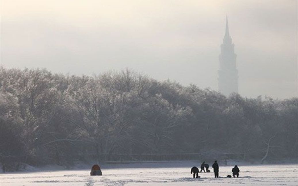 Росія, Москва. Люди рибалять на льоду Москви-ріки у Москві. / © AFP