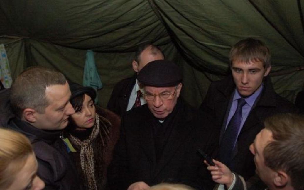 Прем&rsquo;єр-міністр Азаров запропонував два варіанти врегулювання конфлікту. / © Газета.ua