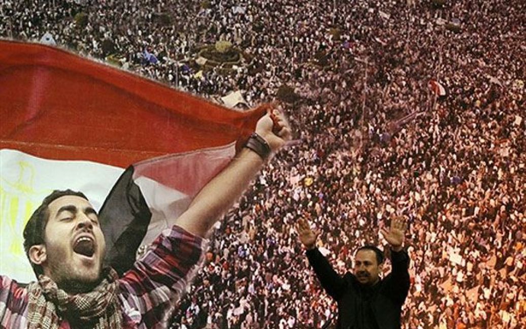 Ліван, Бейрут. Мохаммед Юсуф Мансур, він же Самі Шехаб, голова осередку "Хезболли", що налічує 22 людини, які втекли з єгипетської в&#039;язниці під час повстання в Каїрі, вітає натовп під час проіранського мітингу у Бейруті. / © AFP