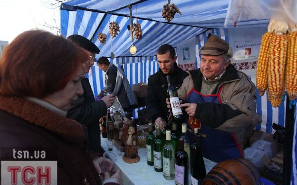 В місті Мукачево на Закарпатті провели фестиваль вина "Червоне вино 2011", в якому взяли участь більше 150 виноробів. / © ТСН.ua