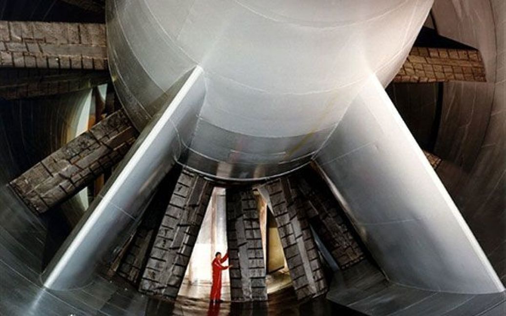 Франція, Мода. Фотографія найбільшої у світі випробувальної аеродинамічної труби, яка розташована у дослідницькому космічному центрі Onera. Центр здійснює високотехнічні випробування європейських літаків в аеродинамічному тунелі. / © AFP