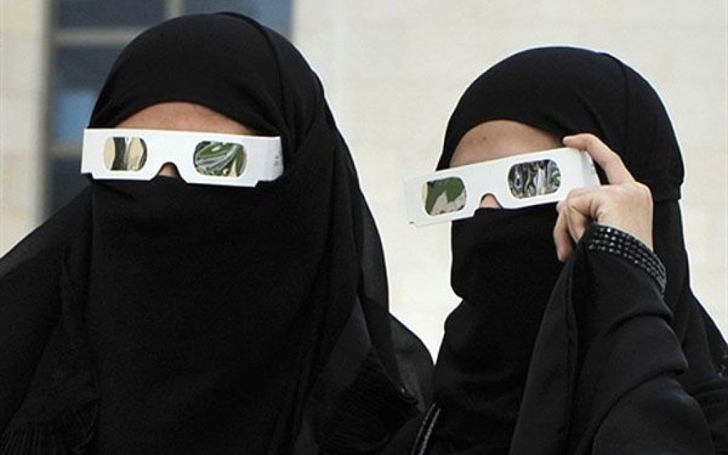 Саудівські жінки спостерігають сонячне затемнення / © AFP