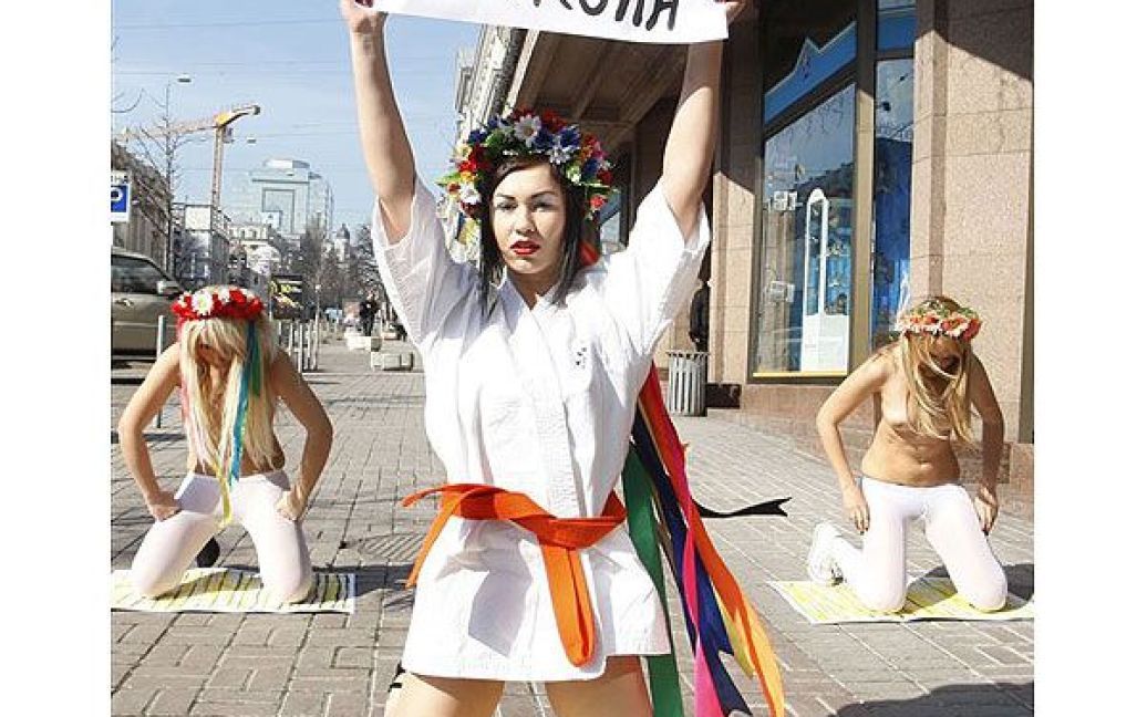Жіночий рух FEMEN провів у центрі Києва оголену акцію підтримки японського народу "Хвала тим, хто переміг дракона". / © PHL.com.ua