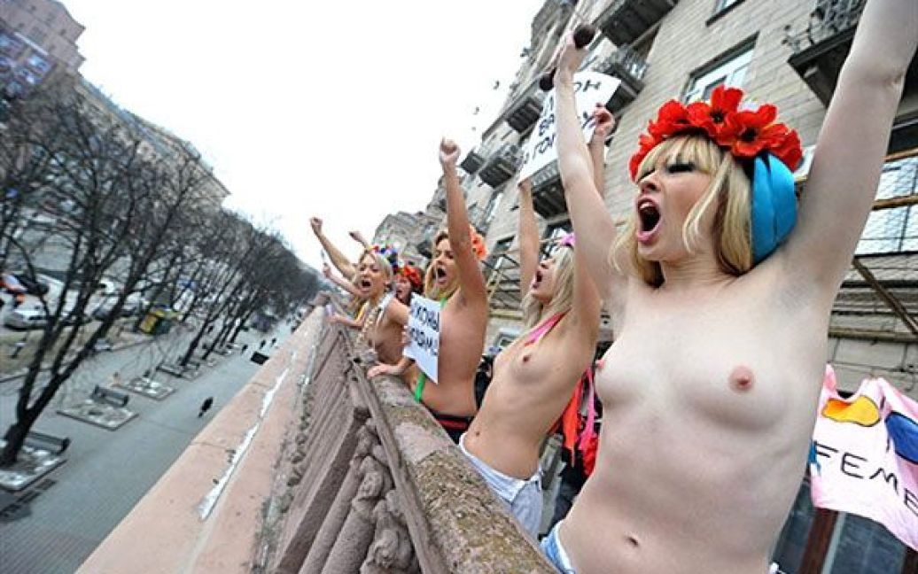 FEMEN провів топлес-протест під гаслами "Балкон це приватна власність" і "Існує бунтівний балкон" навпроти будівлі КМДА. / © AFP
