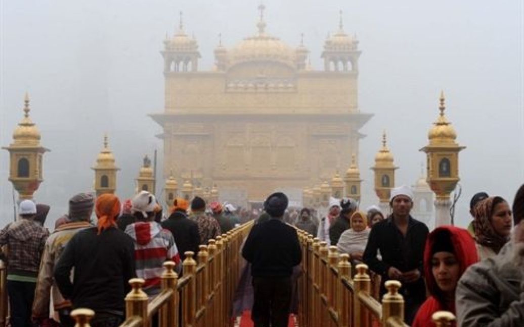 Індія, Амрітсар. Відвідувачі Золотого храму в Амрітсарі. / © AFP
