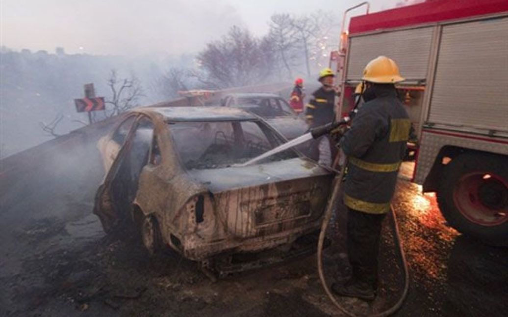 Автобус виявився з усіх боків оточеним полум&#039;ям, і люди, що знаходилися в ньому задихнулися (за іншими даними, автобус загорівся, і люди згоріли заживо). / © AFP
