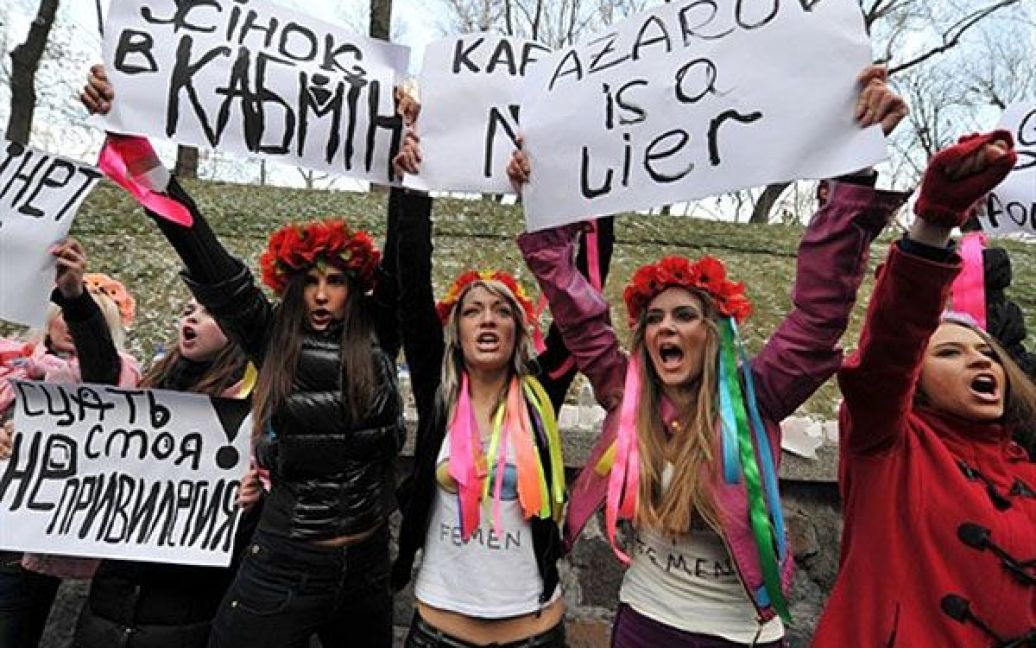 Акцію протесту присвятили тому, що прем&rsquo;єр-міністр Микола Азаров не виконав свою обіцянку ввести жінок до складу Кабінету Міністрів. / © AFP