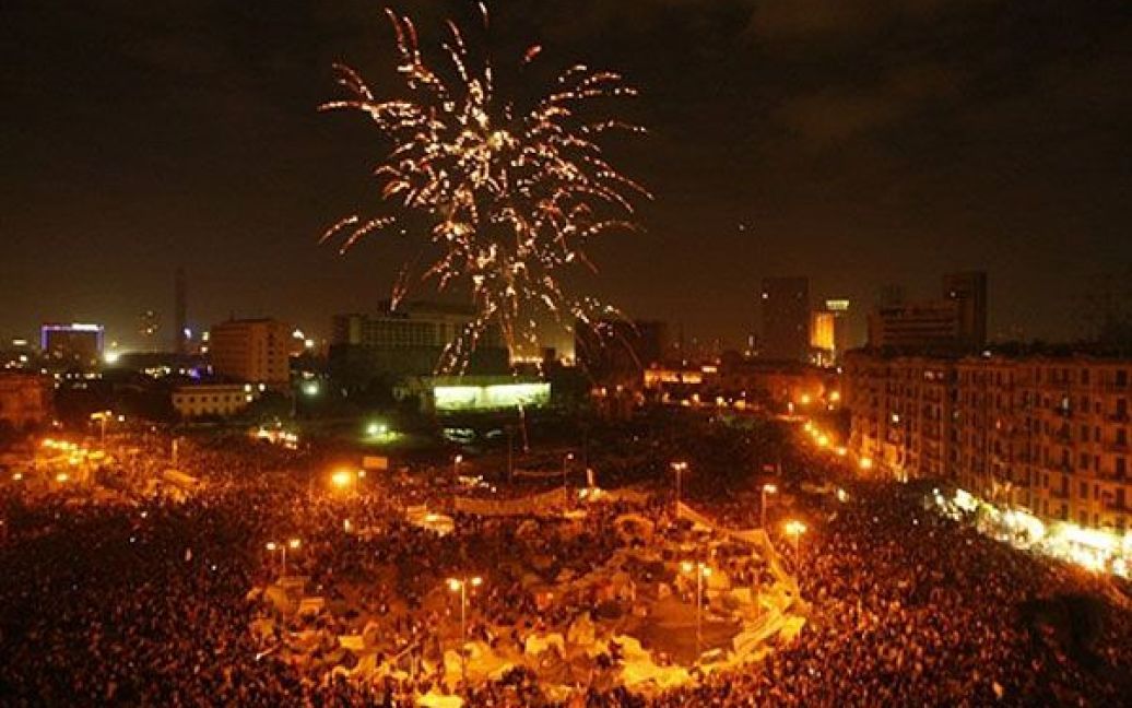 Єгипет, Каїр. Єгиптяни святкують вночі на площі Тахрір у центрі Каїра, яка стала епіцентром народного повстання, в результаті якого від влади був відсторонений президент країни Хосні Мубарак. Тисячі єгиптян співають і розмахують прапорами. / © AFP