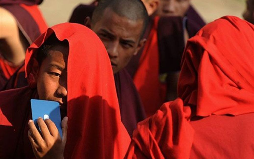 Індія, Салугара. Буддійські ченці слухають виступ духовного лідера Далай-лами в інституті на околиці Сілігурі, Західна Бенгалія. / © AFP