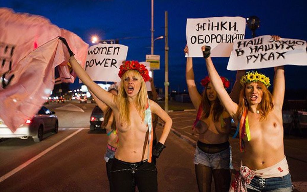 Жіночий рух FEMEN провів у Києві топлес-акцію, присвячену Міжнародному дню боротьби з насильством над жінками. / © Жіночий рух FEMEN
