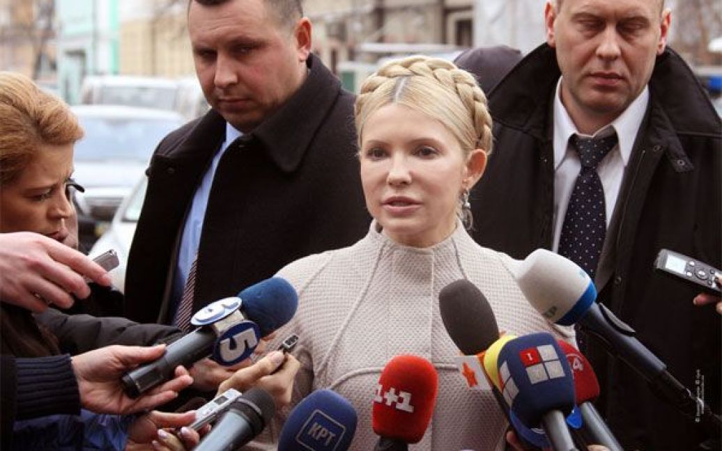 Лідер "Батьківщини" перед входом заявила, що відчуває повну психологічну готовність до того, що сьогодні підписку про невиїзд їй можуть замінити на арешт. / © byut.com.ua