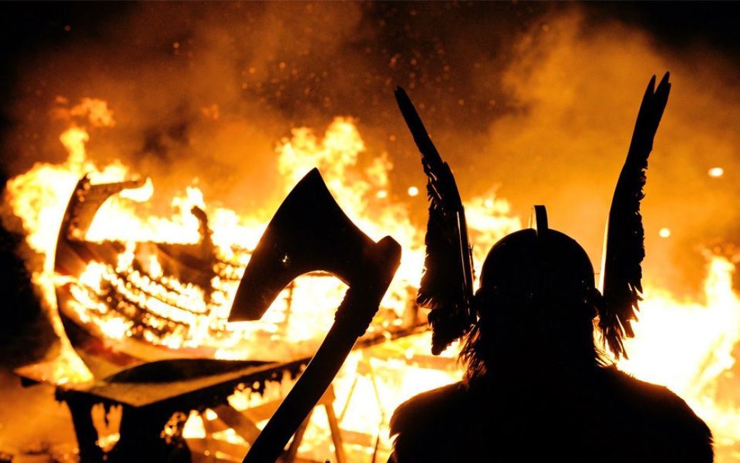 Ватажок ярлів стоїть перед палаючим кораблем вікінгів під час свята Апхелліо у місті Лервік, Шотландія. (CARL DE SOUZA / AFP / Getty Images) / © The Boston Globe