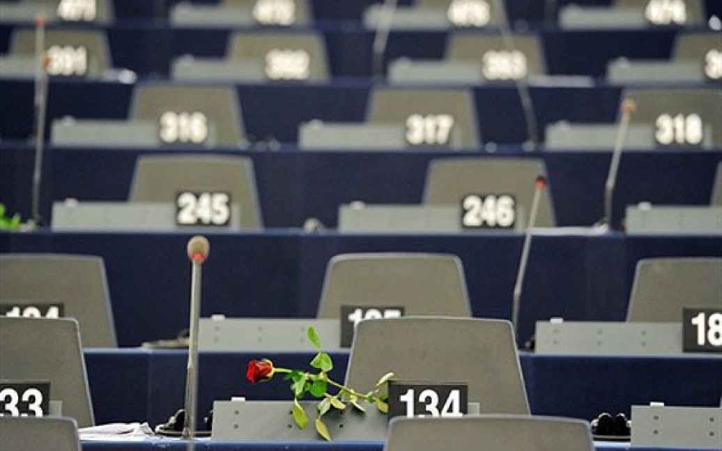 Франція, Страсбург. Трояндами прикрасили місця жінок-депутатів у Європейському парламенті, щоб відсвяткувати 100-річчя Міжнародного жіночого дня. / © AFP