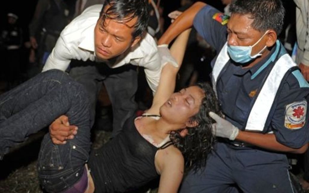 Жертвами тисняви, що сталася на мосту в Пномпені (Камбоджа) під час проведення водного фестивалю, стали 375 людей. / © AFP
