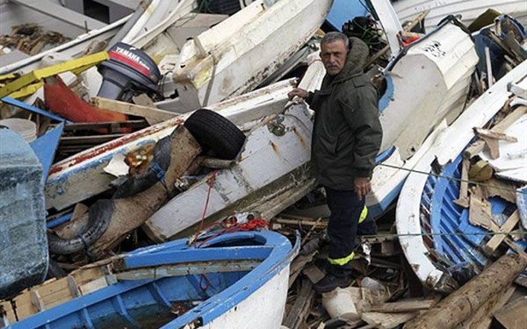 Ліван, Бейрут. Ліванський рибалка дивиться на знищені човни у гавані Бейрута, після того, як перший шторм обрушився на країну після кількох місяців посухи. / © AFP