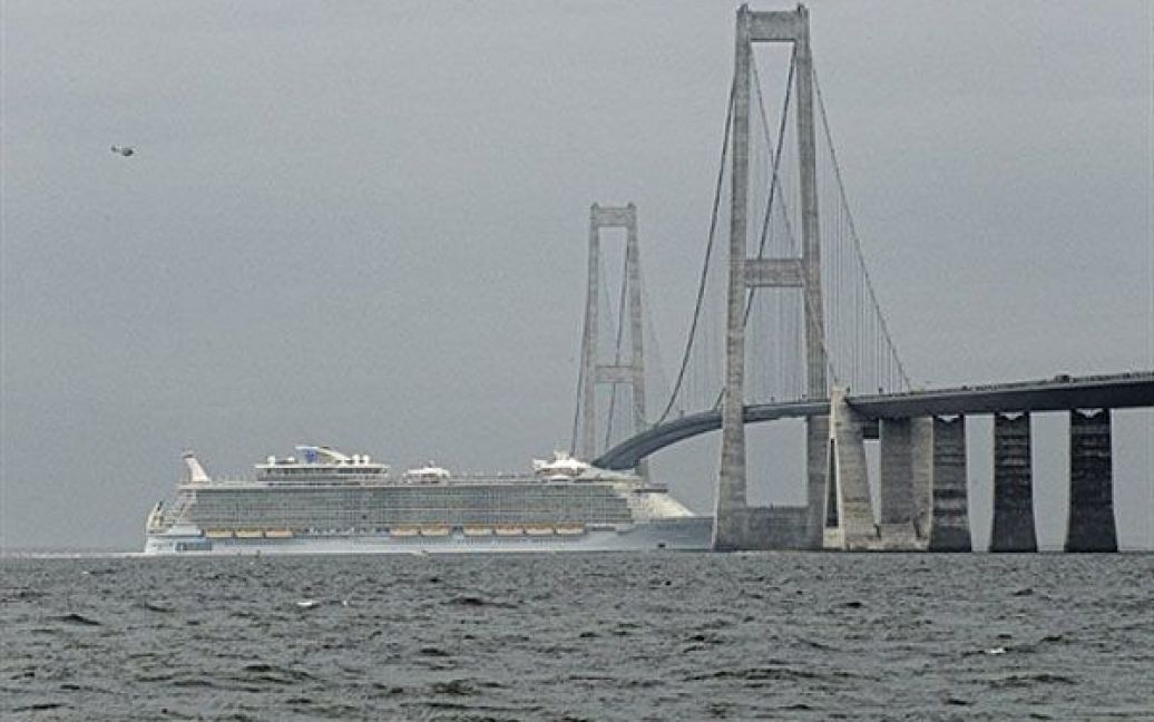 Данія, Корсер. Круїзне судно "The Allure of the Seas" проходить під мостом, який з&#039;єднує датські острови Фуенен і Зеландія. "The Allure of the Seas", побудований у фінському місті Турку, склав свій перший великий "тест", пройшовши під датським мостом, вищим за корабель усього на 30 см. Довжина "The Allure of the Seas" становить 361 м, а ширина - 66 м. Судно може прийняти на борт 6360 пасажирів і матиме екіпаж з 2100 людей з різних країн. / © AFP