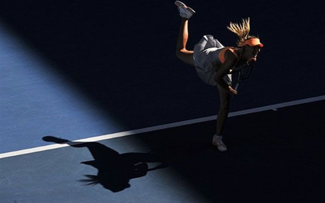 Австралія, Мельбурн. Російська тенісистка Марія Шарапова виступає проти Віржіні Раззано (Франція) під час Відкритого турніру Австралії у Мельбурні. Шарапова виграла з рахунком 7-6, 6-3. / © AFP