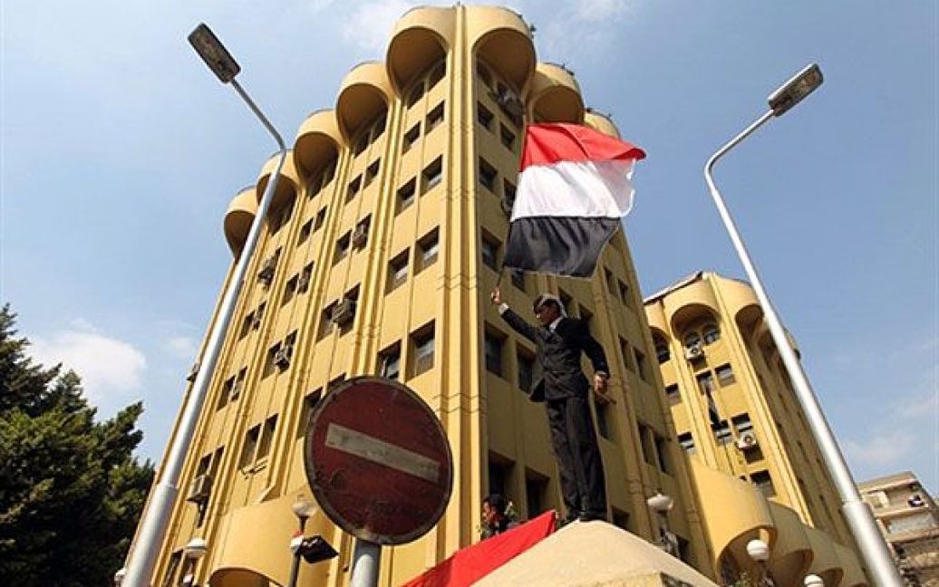 Єгипет, Каїр. Десятки єменців взяли участь у акції протесту перед будівлею посольства Ємена у Каїрі. Вони закликали до повалення президента Ємена Алі Абдалли Салеха. / © AFP