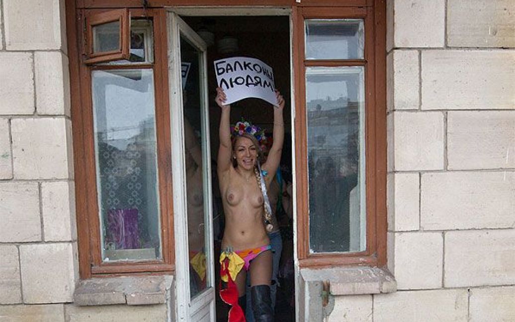 FEMEN провів топлес-протест під гаслами "Балкон це приватна власність" і "Існує бунтівний балкон" навпроти будівлі КМДА. / © Жіночий рух FEMEN