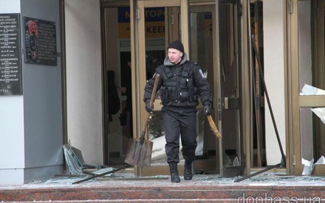 Пізніше біля будівлі мерії Макіївки, розташованої в 50-ти метрах від будівлі "Макіїввугілля", знайшли конверт з погрозами нових вибухів. / © donbass.ua
