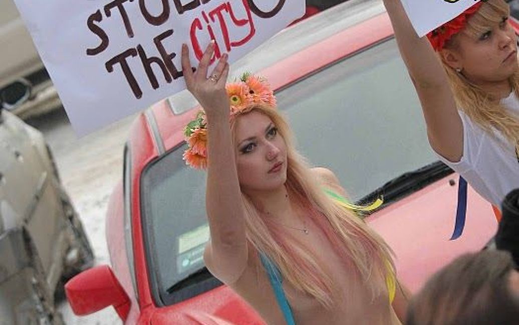 Жіночий рух FEMEN провів у Дніпропетровську акцію "Асфальт накрився!" прооти жахливого стану доріг у місті / © femen.livejournal.com