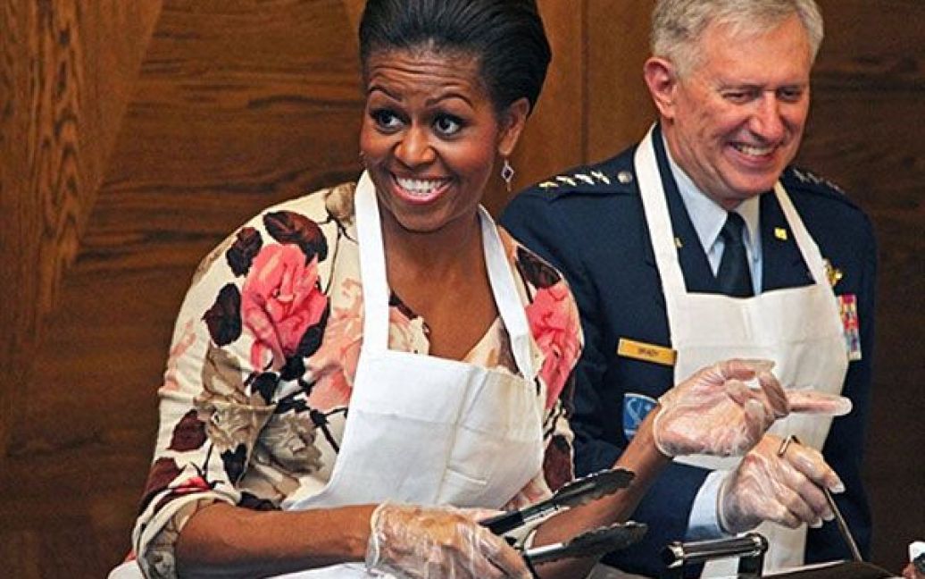 Німеччина. Перша леді США Мішель Обама роздає їжу під час візиту на американську військову авіабазу у Рамштайні у День ветеранів. / © AFP