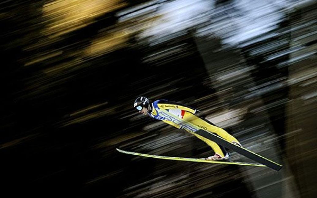 Франція, Шо-Нев. Швейцарський лижник Ронні Хір стрибає під час виступу на 10-му Кубку світу з лижного двоборства. / © AFP