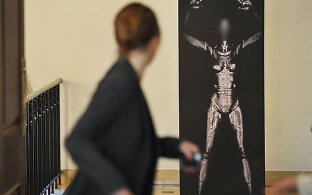 США, Вашингтон. Жінка проходить повз велику фотографіяю, на якій зображено відскановане тіло, під час конференції з питань безпеки на транспорті в Інституті науки Карнегі у Вашингтоні. / © AFP